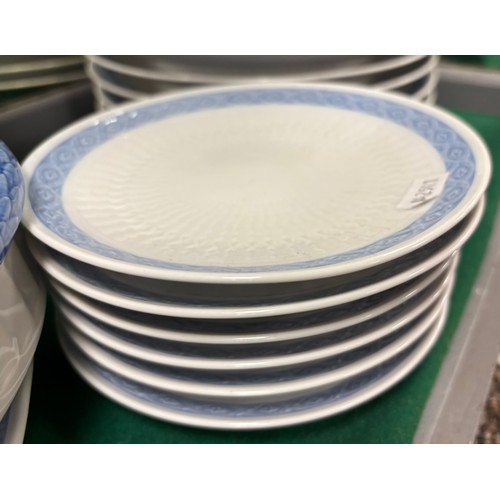 48 - Royal Copenhagen dinnerware in 'Blue Fan' pattern 1212 to include lidded dish, plates for six in thr... 