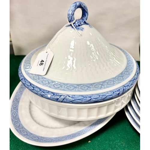 48 - Royal Copenhagen dinnerware in 'Blue Fan' pattern 1212 to include lidded dish, plates for six in thr... 