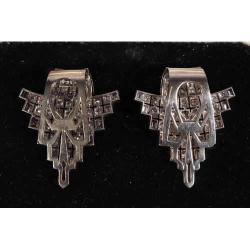 259 - Good pair of diamond set Art Deco clip brooches set in white metal, the central rows of diamonds sur... 