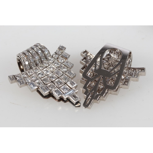 259 - Good pair of diamond set Art Deco clip brooches set in white metal, the central rows of diamonds sur... 