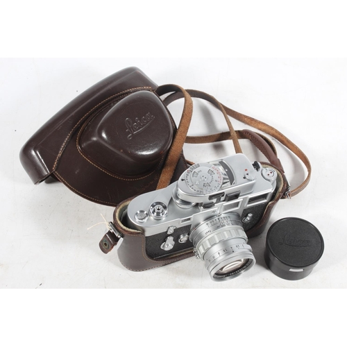 1362 - Ernst Leitz GMBH Wetzlar Leica M3 camera body, serial number 965081, fitted with Summicron f=5cm 1:2... 