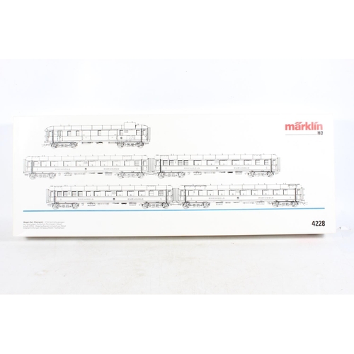 1026 - Marklin of Germany digital HO scale model railways 4228 'Rheingold Car Set' coach pack with five lon... 
