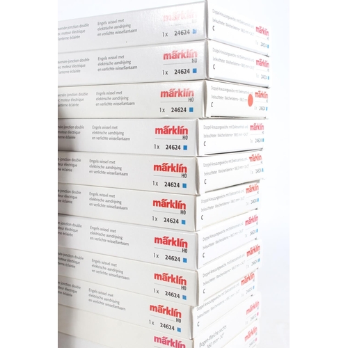 1060 - Marklin of Germany HO scale model railways track to include 24630 'Dreiweg Weiche' three way turnout... 