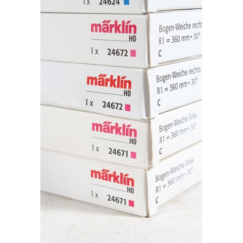 1060 - Marklin of Germany HO scale model railways track to include 24630 'Dreiweg Weiche' three way turnout... 