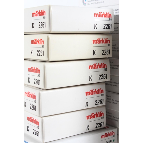 1060 - Marklin of Germany HO scale model railways track to include 24630 'Dreiweg Weiche' three way turnout... 