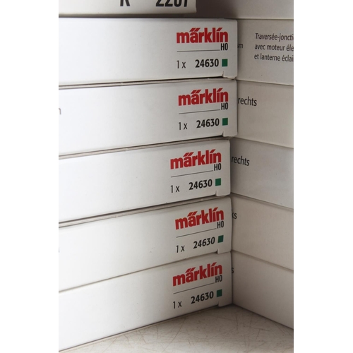 1060 - Marklin of Germany HO scale model railways track to include 24630 'Dreiweg Weiche' three way turnout... 