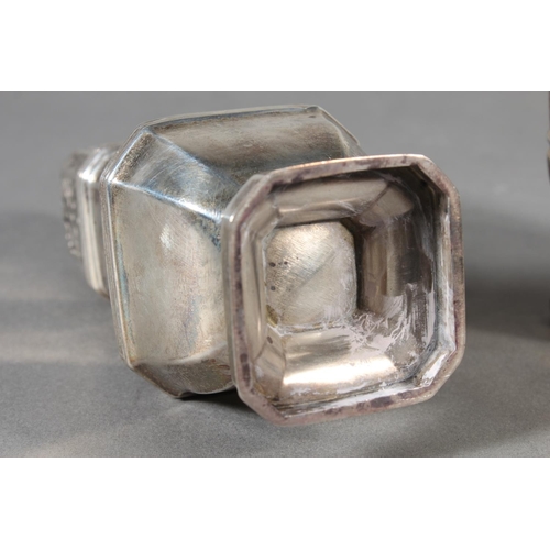 15 - Geo V silver sugar castor of typical form, DU Co, Birmingham, 1932, 155g and a Victorian silver hing... 