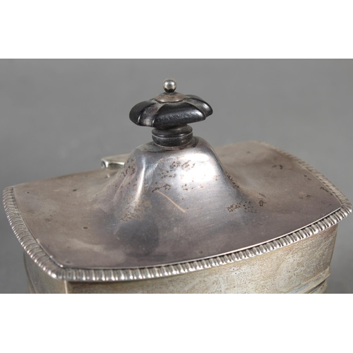 15 - Geo V silver sugar castor of typical form, DU Co, Birmingham, 1932, 155g and a Victorian silver hing... 