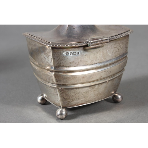 15 - Geo V silver sugar castor of typical form, DU Co, Birmingham, 1932, 155g and a Victorian silver hing... 