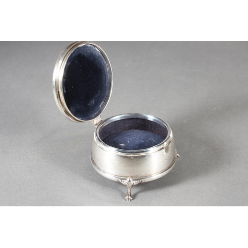 10 - Antique silver half moon shaped snuff box, with swivel top with figure decoration, Robert Peaston, L... 