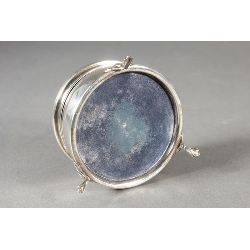 10 - Antique silver half moon shaped snuff box, with swivel top with figure decoration, Robert Peaston, L... 