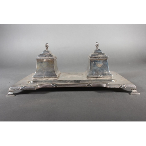 41 - Edwardian silver desk stand with double inkwell sections and pen tray to the front, maker SL Ld, Lon... 