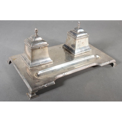 41 - Edwardian silver desk stand with double inkwell sections and pen tray to the front, maker SL Ld, Lon... 