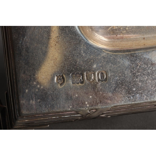 41 - Edwardian silver desk stand with double inkwell sections and pen tray to the front, maker SL Ld, Lon... 