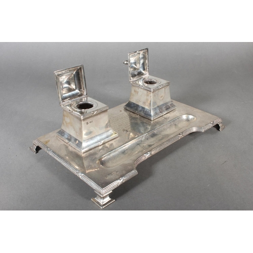 41 - Edwardian silver desk stand with double inkwell sections and pen tray to the front, maker SL Ld, Lon... 