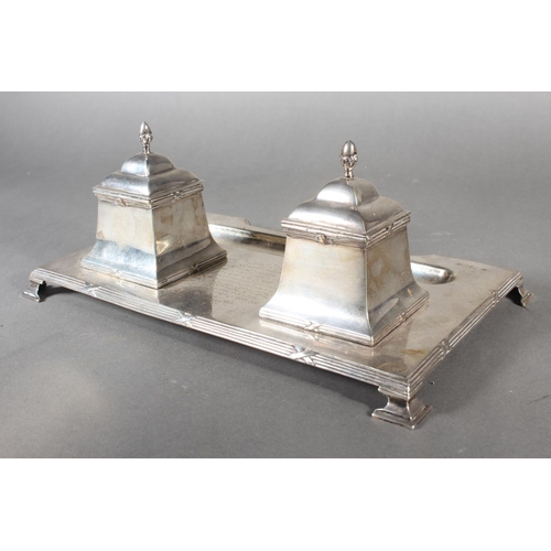 41 - Edwardian silver desk stand with double inkwell sections and pen tray to the front, maker SL Ld, Lon... 