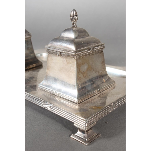 41 - Edwardian silver desk stand with double inkwell sections and pen tray to the front, maker SL Ld, Lon... 
