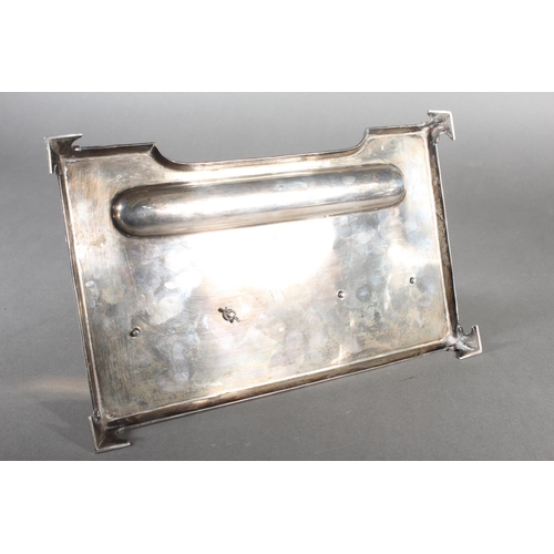 41 - Edwardian silver desk stand with double inkwell sections and pen tray to the front, maker SL Ld, Lon... 