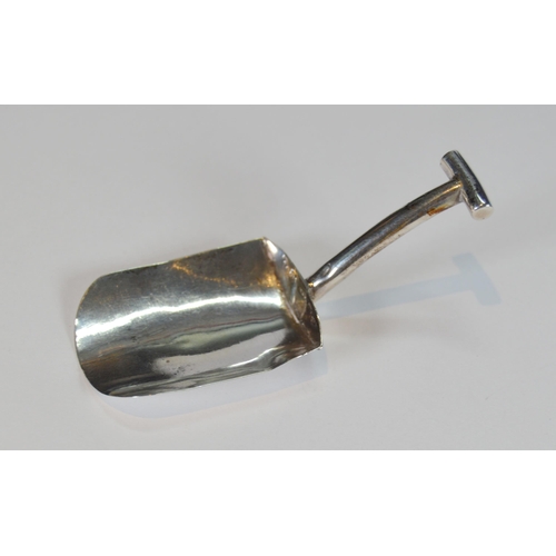 41 - George III silver caddy spoon in the form of a spade, Birmingham, 7.5cm long, and a pair of Birmingh... 