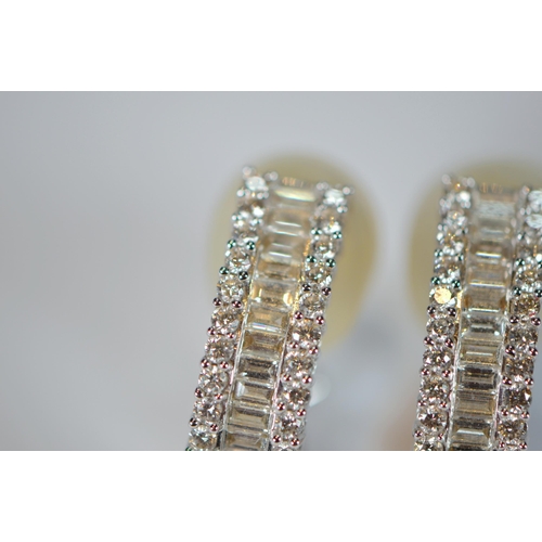 69 - Pair of diamond earrings, '18k', baguette and brilliant-cut, in white gold, stud setting, 9.7g gross... 