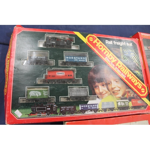 1049 - OO gauge model railways to include Triang Railways RS22 passenger train set with 4-6-2 The Princess ... 