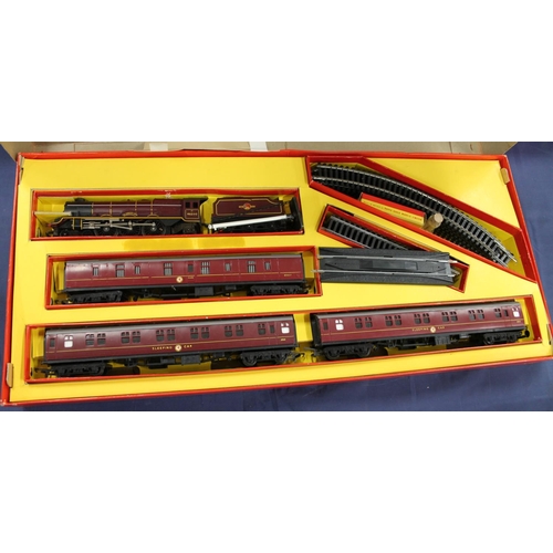 1049 - OO gauge model railways to include Triang Railways RS22 passenger train set with 4-6-2 The Princess ... 