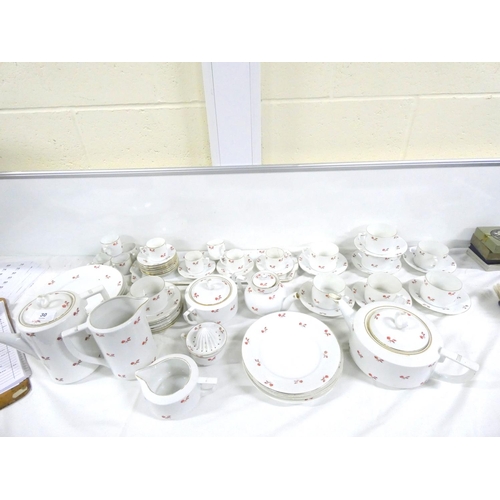 30 - Puls, Austrian floral pattern tea and dinner service.
