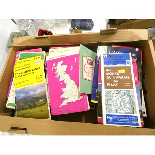 35 - Box of various folding maps, Aylesbury, Edinburgh and the Lakes.