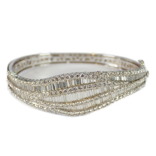 Diamond hinged bangle, baguette and brilliant-cut, in white gold, 36.2g gross.