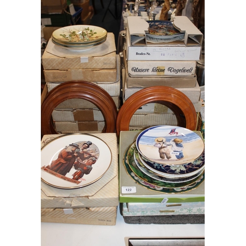 122 - Collectors' plates to include Edwin M Knowles, Royal Worcester, Masons, Royal Doulton, etc. along wi... 