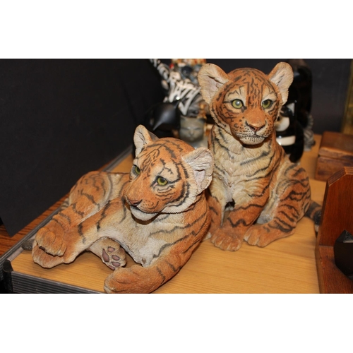 251 - Country Artists 03383 Tiger Cub Young and Contended and 03373 Tiger Cub Young and Attentive, Coalpor... 