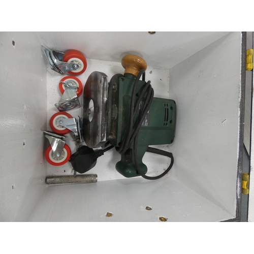 145 - Various power tools and accessories to include a Black & Decker saw (all in used condition).