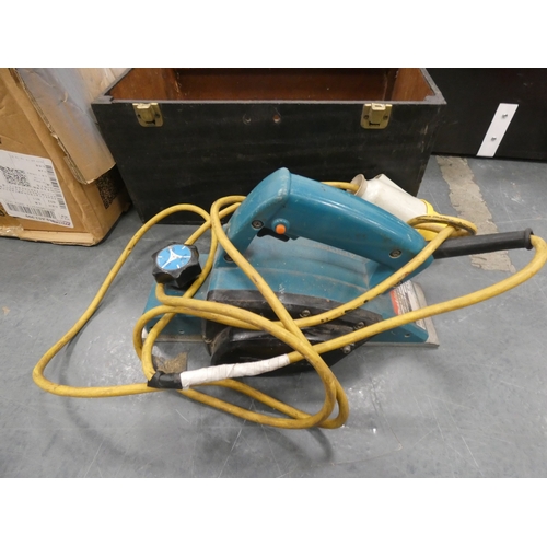 145 - Various power tools and accessories to include a Black & Decker saw (all in used condition).