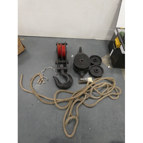 145 - Various power tools and accessories to include a Black & Decker saw (all in used condition).