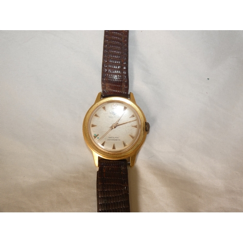 197 - Vintage Everite King Swiss-made wristwatch, model no. 134323, on later black leather strap, and an E... 