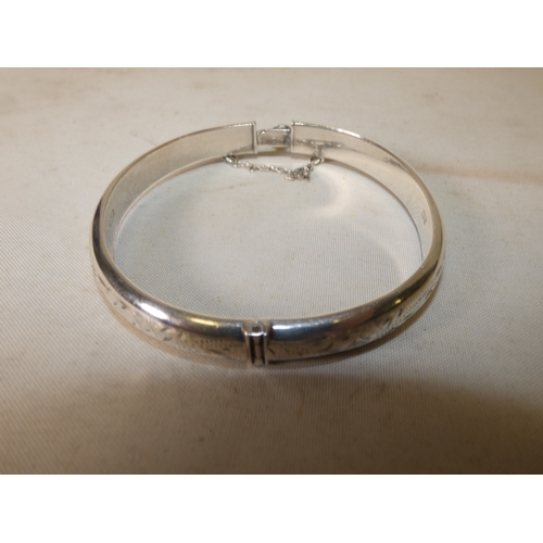 201 - Contemporary agate, mother of pearl and gem-set pendant, mounted in silver, on silver 915 chain, sil... 