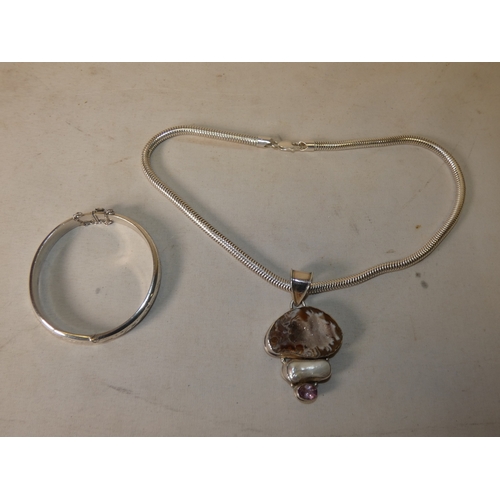 201 - Contemporary agate, mother of pearl and gem-set pendant, mounted in silver, on silver 915 chain, sil... 