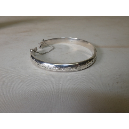 201 - Contemporary agate, mother of pearl and gem-set pendant, mounted in silver, on silver 915 chain, sil... 