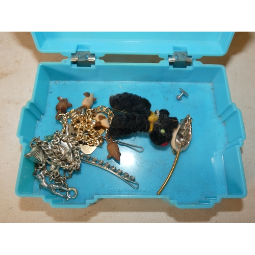 202 - Collection of decorative jewellery and badges to include military-themed badges and buttons, British... 