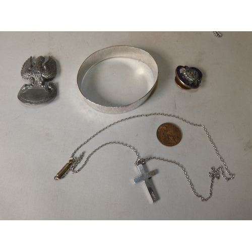 202 - Collection of decorative jewellery and badges to include military-themed badges and buttons, British... 