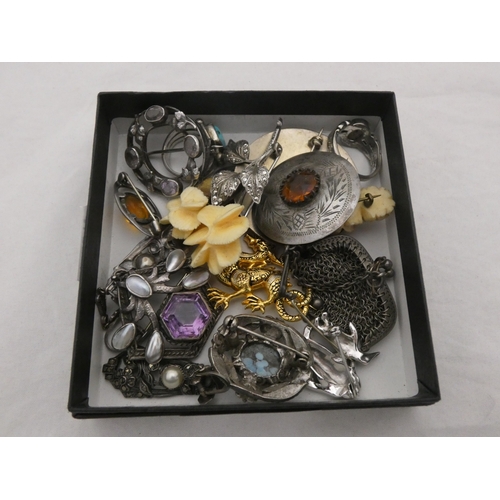 235 - Silver brooch with citrine-style cabochon, small mesh coin purse, silver brooch, white metal spray b... 