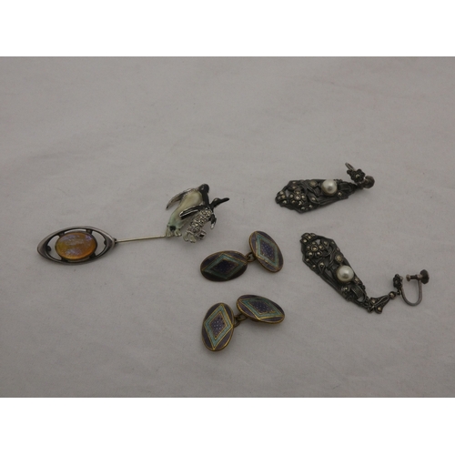 235 - Silver brooch with citrine-style cabochon, small mesh coin purse, silver brooch, white metal spray b... 