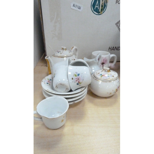 4 - Royal Doulton boxed Images figure, Nao figure of a lady with parasol, boxed, 20th century Chinese bl... 