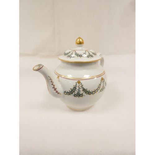 6 - New Hall teapot decorated with green daisy swags and gilt (Preller U24), of globular form with clip ... 