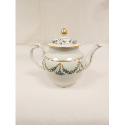 6 - New Hall teapot decorated with green daisy swags and gilt (Preller U24), of globular form with clip ... 