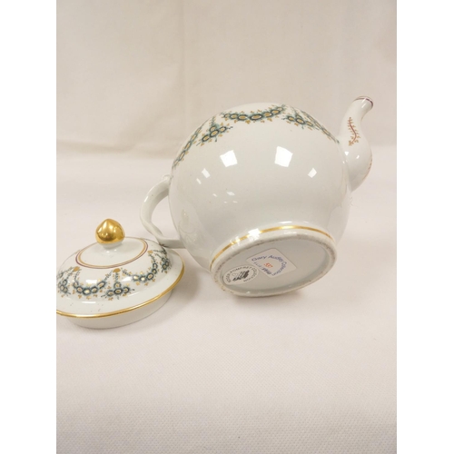 6 - New Hall teapot decorated with green daisy swags and gilt (Preller U24), of globular form with clip ... 