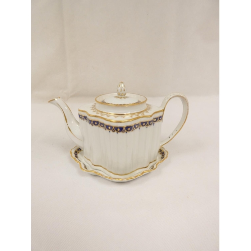 20 - New Hall teapot of small size silver shape, blue printed with 