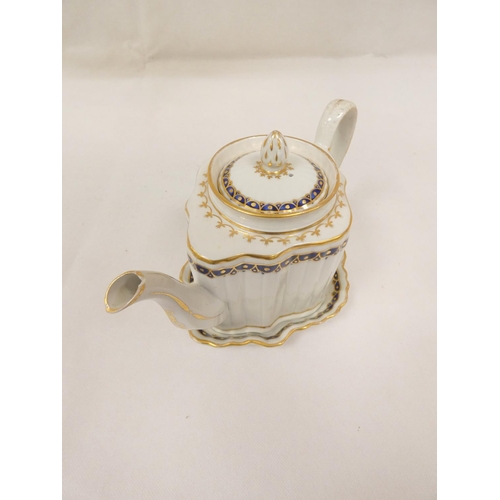 20 - New Hall teapot of small size silver shape, blue printed with 