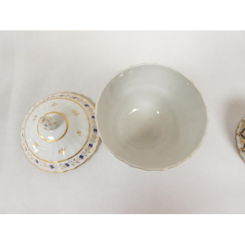 29 - New Hall sugar box and cover with reeded moulding, pattern 124 in dark blue and gilt, 15cm high, c.1... 