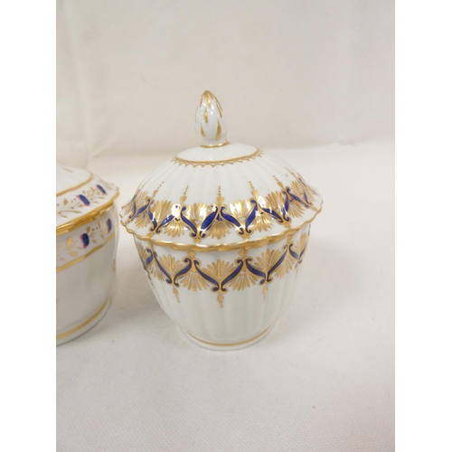 29 - New Hall sugar box and cover with reeded moulding, pattern 124 in dark blue and gilt, 15cm high, c.1... 